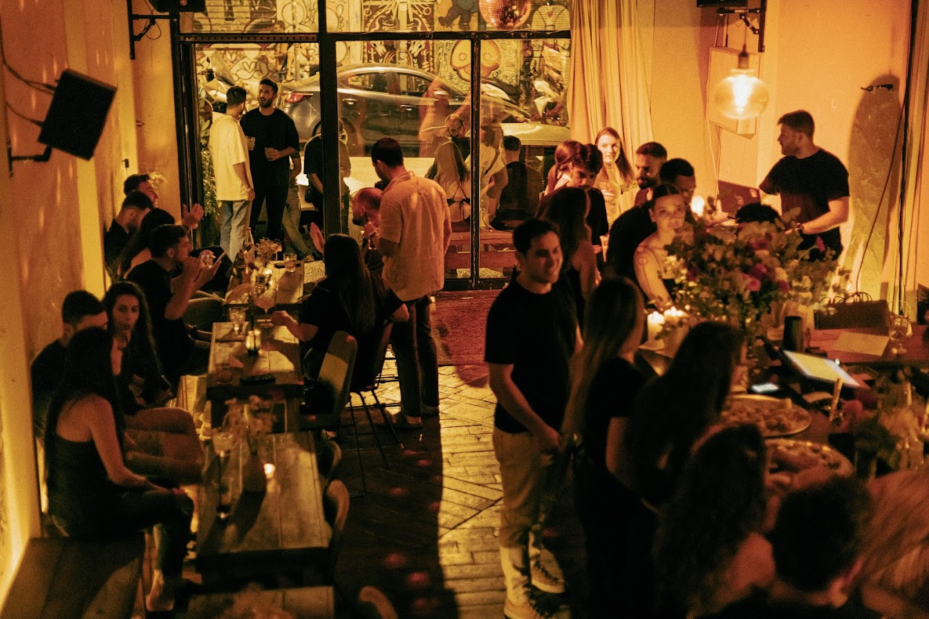 Live jazz trio at Ezra